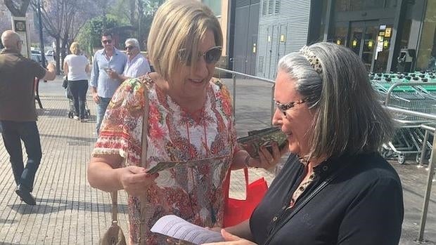 Encarna Llinares entregando un folleto del PSOE a una vecina de Benidorm