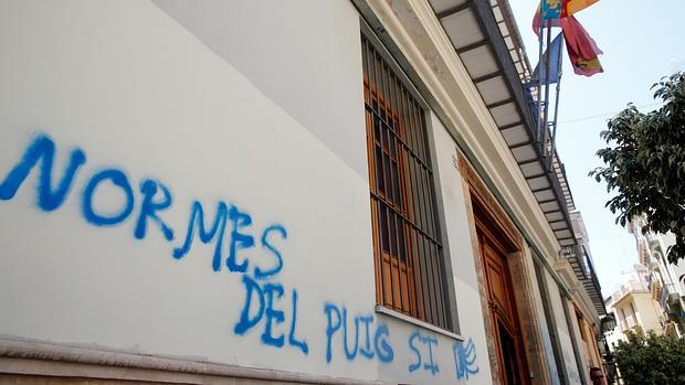 Imagen de las pintadas en la sede de la RACV