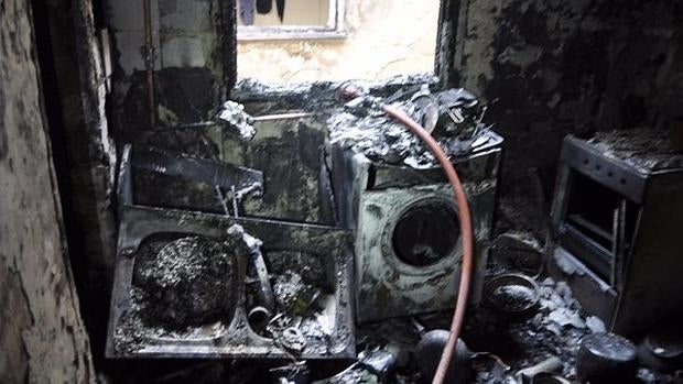 Un aparatoso incendio destruye una vivienda en Malasaña