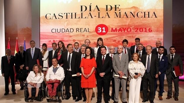 El presidente de Castilla-La Mancha, Emiliano García-Page, con todos los galardonados