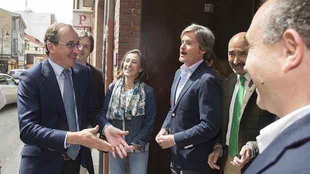 El ministro de Sanidad, Asuntos Sociales e Igualdad, Alfonso Alonso, saluda a sus compañeros de partido