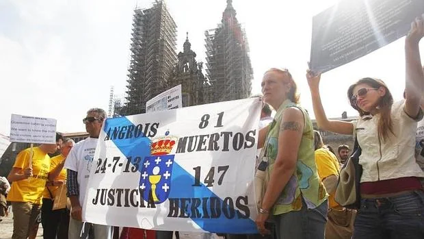 Víctimas del accidente del Alvia, en una protesta en el Obradoiro