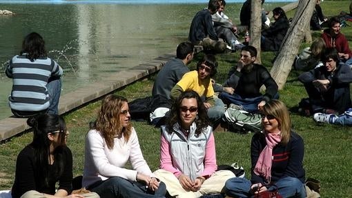 Jóvenes en un campus universitario en Zaragoza