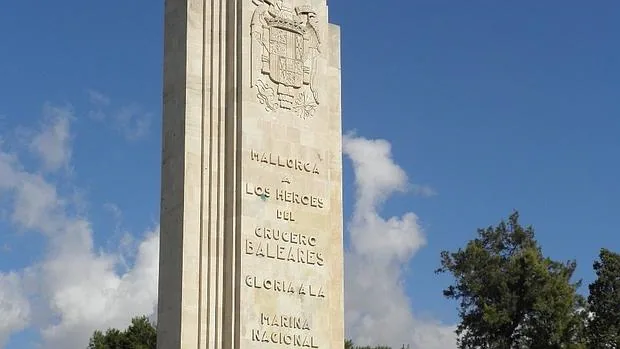 Monumento al crucero Baleares erigido en Palma de Mallorca tras la Guerra Civil