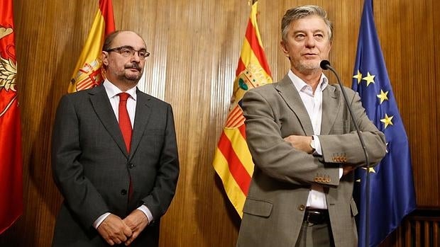 El presidente aragonés, Javier Lambán (PSOE), junto al alcalde de Zaragoza, Pedro Santisteve, de la órbita de Podemos