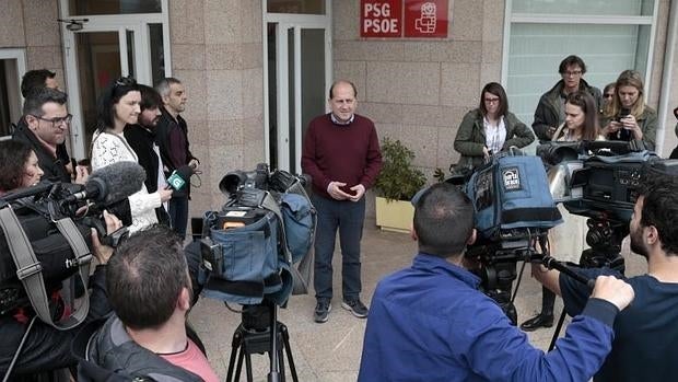 Xaquín Fernández Leiceaga, rodeado por los medios de comunicación ayer en la sede del PSdeG