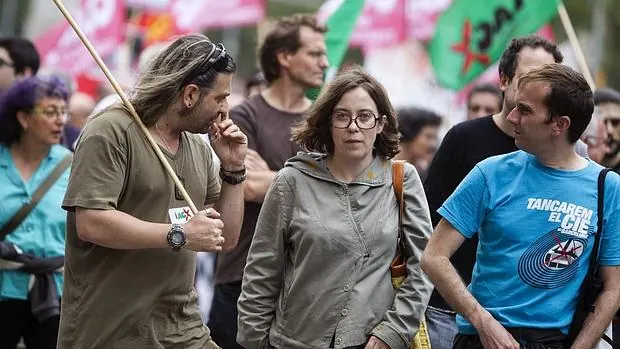 La diputada de la CUP Eulàlia Reguant (c) participa en Barcelona en la Marcha por la Dignidad