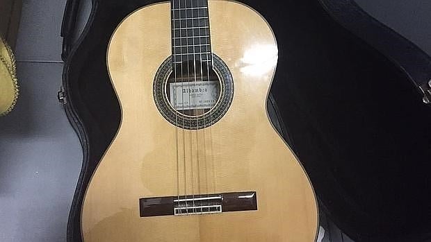 La guitarra que le fue prestada al hijo del concejal de Ganar Alcorcón en la escuela Manuel de Falla