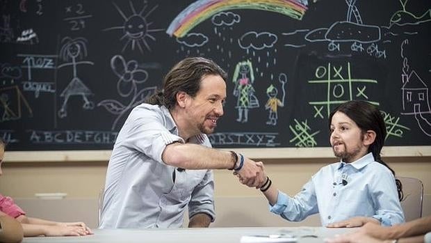 Pablo Iglesias bromea con un niño vestido como él