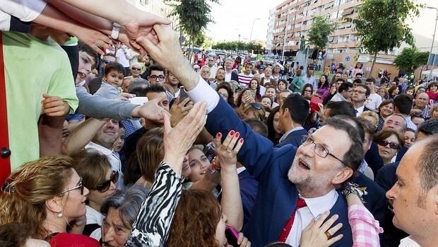 El presidente Rajoy se da un baño de multitudes en Almendralejo
