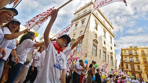 Los participantes han rodeado la sede del Consell