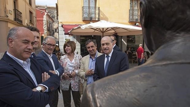 El ministro del Interior en funciones, Jorge Fernández, visitan el centro histórico de Ávila