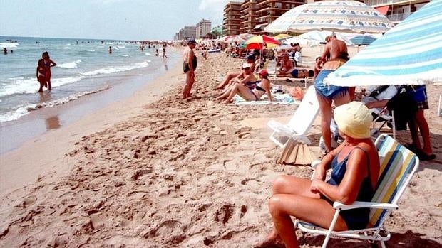 Bañistas en la playa de Santa Pola.