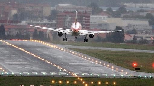 Un avión entra cruzado en Loiu en septiembre de 2015