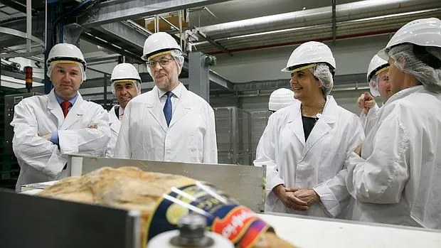 Rajoy, durante su visita a las instalaciones de Campofrío en Burgos