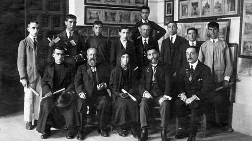 El presidente Ramirez de Arellano, Aragonés y González Sanz con alumnos del centro de enseñanza premiados por la Academia