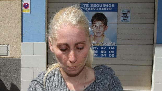 La madre de Yéremi Vargas, Ithaisa Suárez, a las puertas de su casa de Vecindario