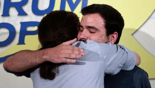 Alberto Garzón y Pablo Iglesias simbolizan su unidad con un abrazo