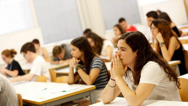 Imagen de una de las aulas en las que los alumnos se examinan de la Selectividad