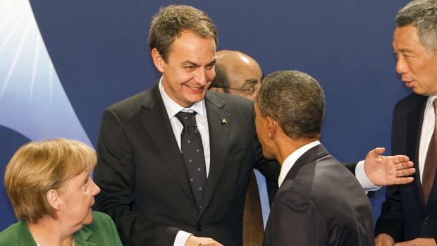 Obama saluda a Zapatero en presencia de Ángela Merkel en una cumbre del G-20 en 2011