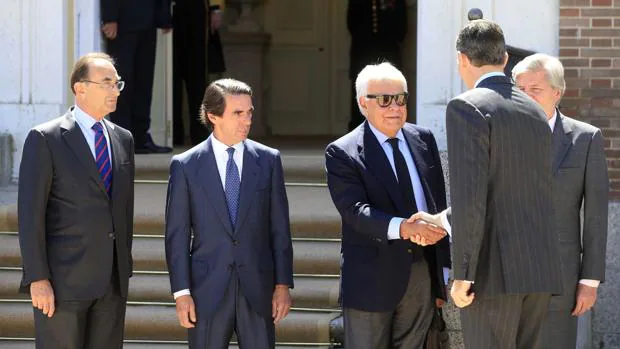 Aznar y González saludan al Rey Felipe VI
