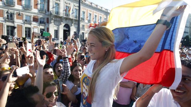 Liliana Tintori acude a una carpa de recogida de medicamentos para Venezuela y es recibida al grito de presidenta