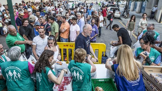 Imagen del reparto del Banco de Alimentos efectuado este martes en Valencia