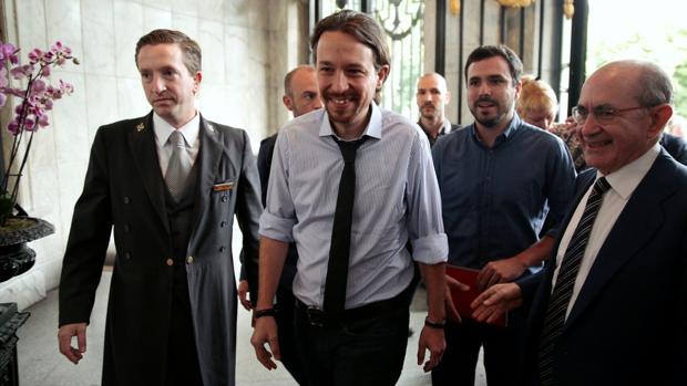 Pablo Iglesias, con Alberto Garzón detrás, en un acto en Madrid