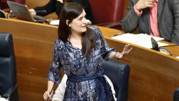 La consellera de Sanidad, Carmen Montón, en el pleno de las Cortes