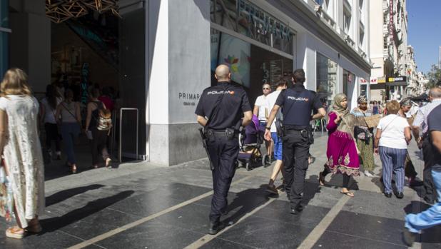 Dos policías nacionales se dirigen el martes a Primark