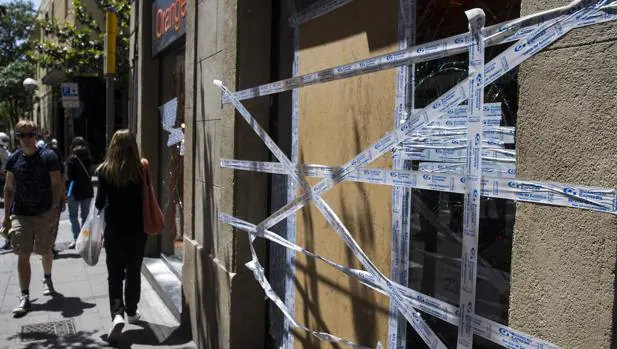 Un escaparate roto tras una noche de disturbios, hace unos días en Gracia