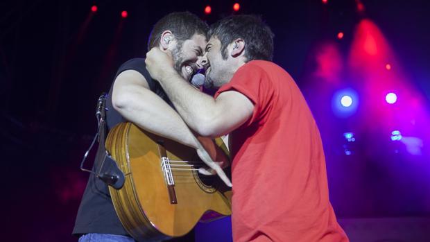 Los hermanos, David y Jose Muñoz, se saludan en uno de sus conciertos