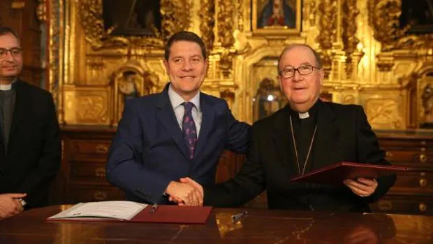El presidente de Castilla-La Mancha y el obispo de Cuenca durante la firma del convenio