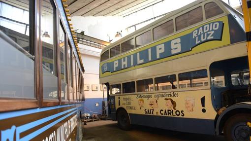 Autobús de dos plantas, modelo «Guy», de 1948 con publicidad de la época