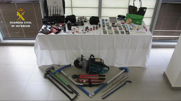 Herramientas utilizadas para los robos y material recuperado