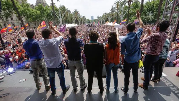 Garzón , Iglesias y Ada Colau en el acto de Unidos Podemos en Barcelona
