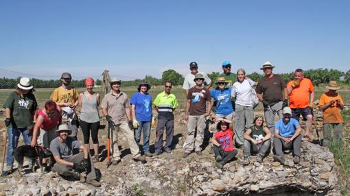 Foto de familia de los voluntarios al finalizar las labores en el mausoleo