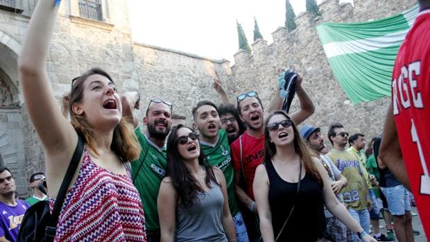 Aficionados del Toledo en la Puerta de Bisagra, donde se ha instalado una pantalla para ver el partido ante el Hércules
