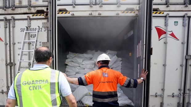 Apertura de uno de los contenedores marcados por las unidad de Análisis de Riesgos de la GC