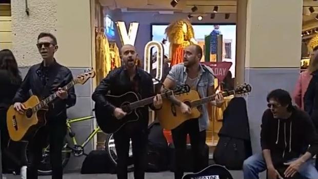 Los integrantes del grupo de rock Earnest, tocando en la calle Fuencarral de Madrid