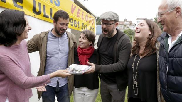 Carolina Bescansa entrega a Martiño Noriega el programa electoral de Podemos