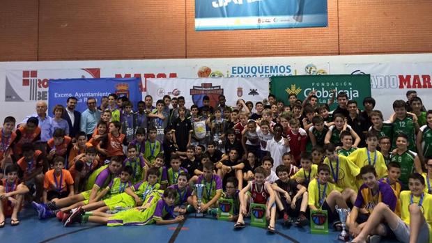 Todos los participantes en el Torneo Internacional de Baloncesto en La Roda