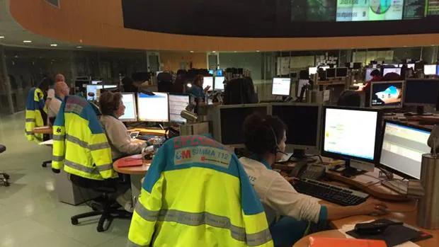 Los trabajadores del servicio de emergencias 112 de la Comunidad de Madrid, en el centro de llamadas