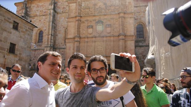 Albert Rivera, esta mañana, de paseo por las calles de Salamanca