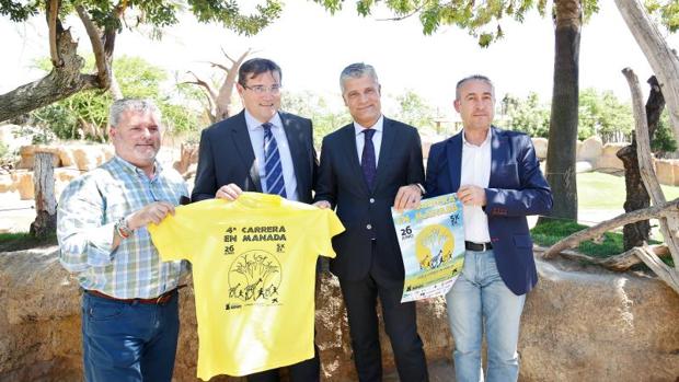 Presentación de la Carrera en Manada solidaria y la camiseta conmemorativa