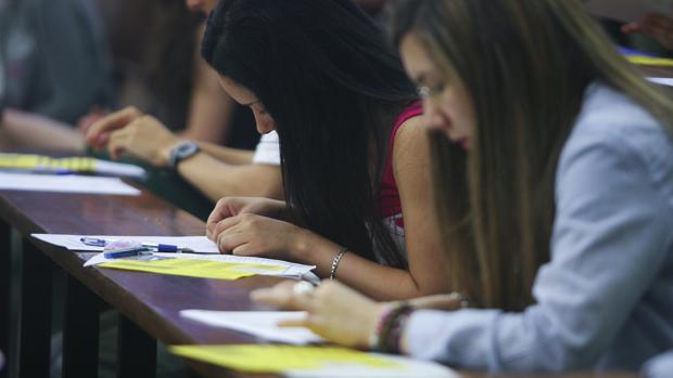 Alumnos se examinan de las PAU en la Universidad de Barcelona