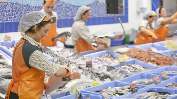 Empleados de la sección de Pescadería de Mercadona