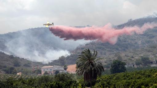 Tareas de extinción del fuego declarado en Bolbaite