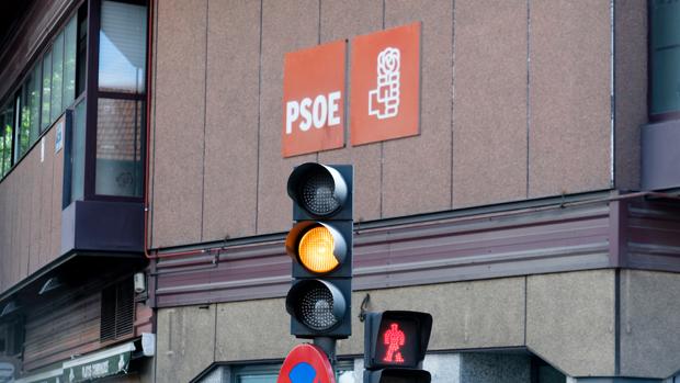 Cartel del PSOE en el edificio donde se ubica la sede de los socialistas vallisoletanos