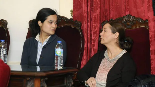 Montserrat González y su hija, Triana Martínez, durante el juicio por el asesinato de Isabel Carrasco